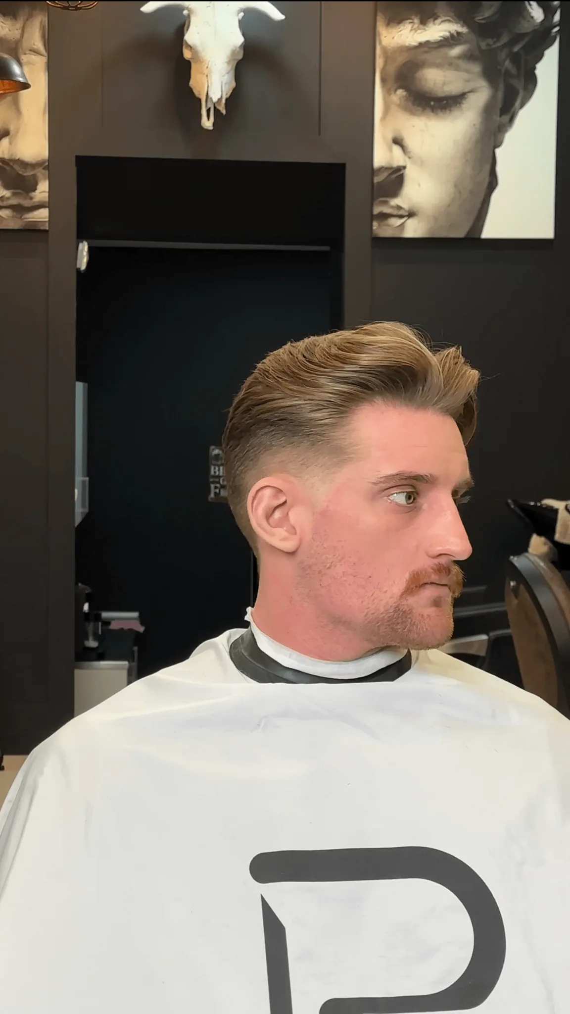 Cliente con pompadour y degradado alto en las sienes