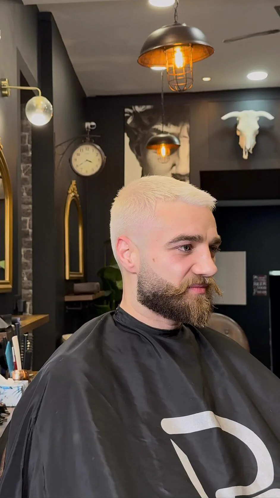 Cliente con corte al aire rubio platino y barba perfilada