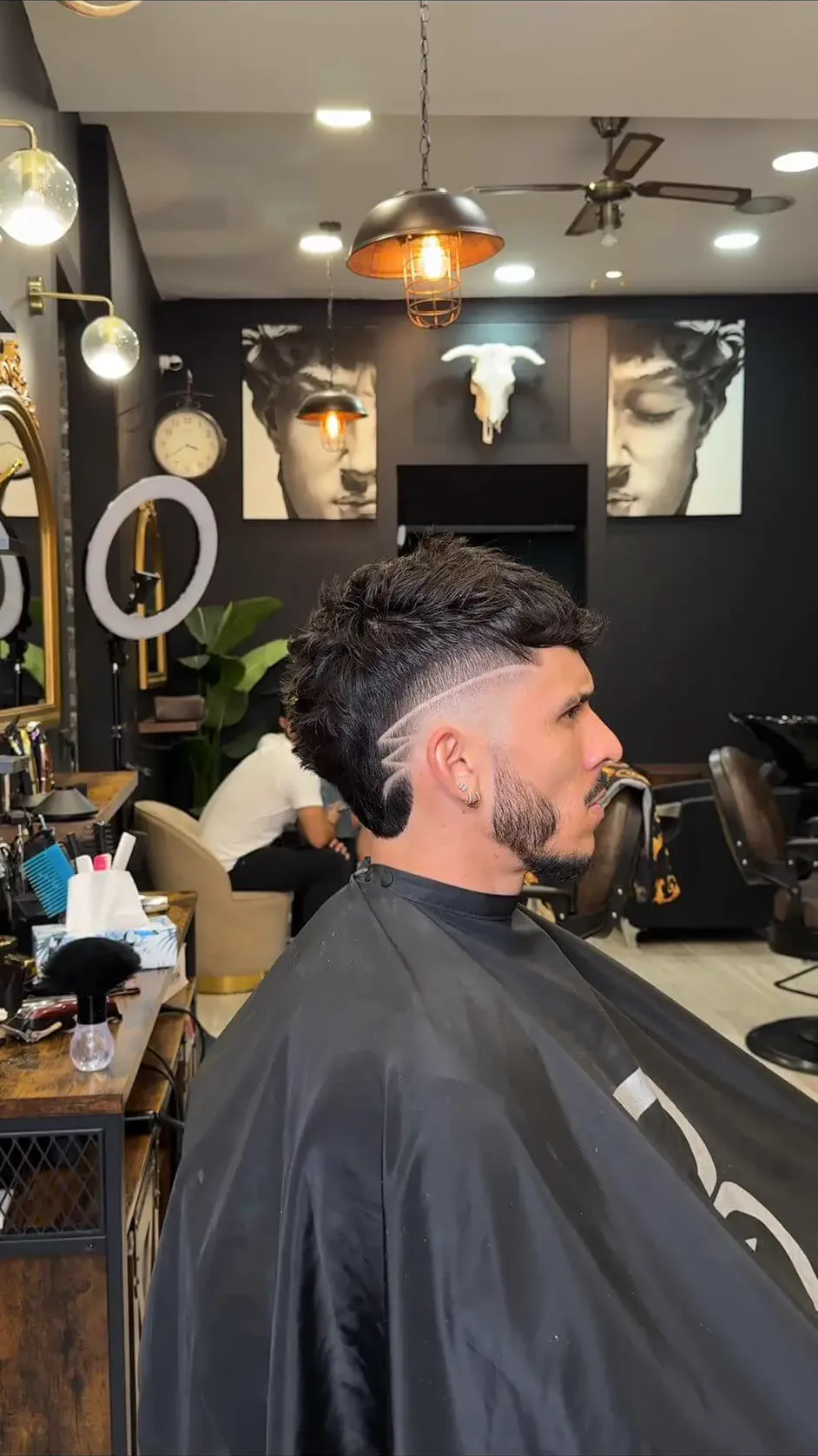 Cliente con mullet texturizado y línea marcada a navaja