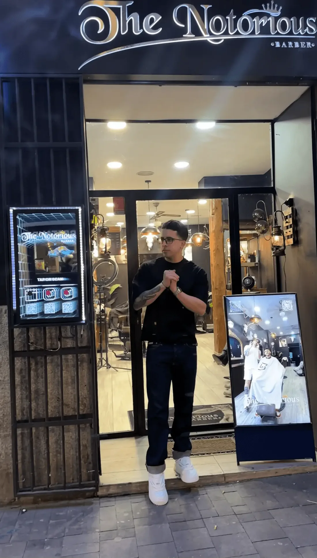 Eliud Araque en la puerta de The Notorious Barber, Madrid